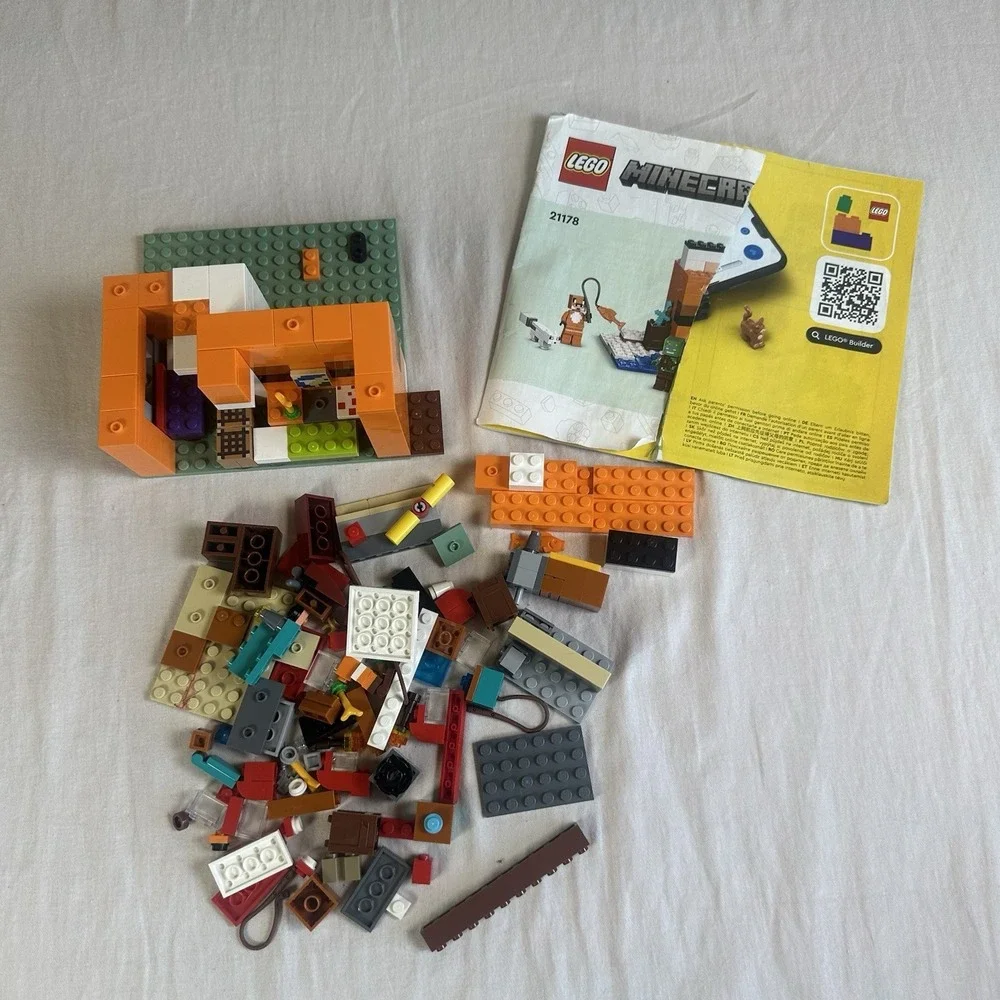 LEGO 21178 Minecraft-Fox‎ Lodge- Incomplete instructions torn- Mixed Legos Too